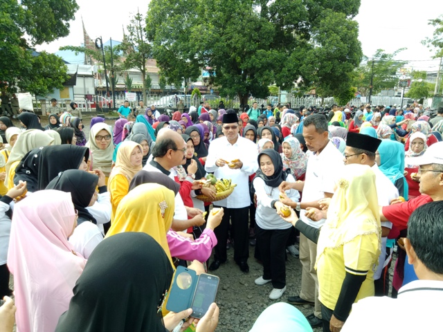 Bupati Irfendi ajak makan buah-buahan